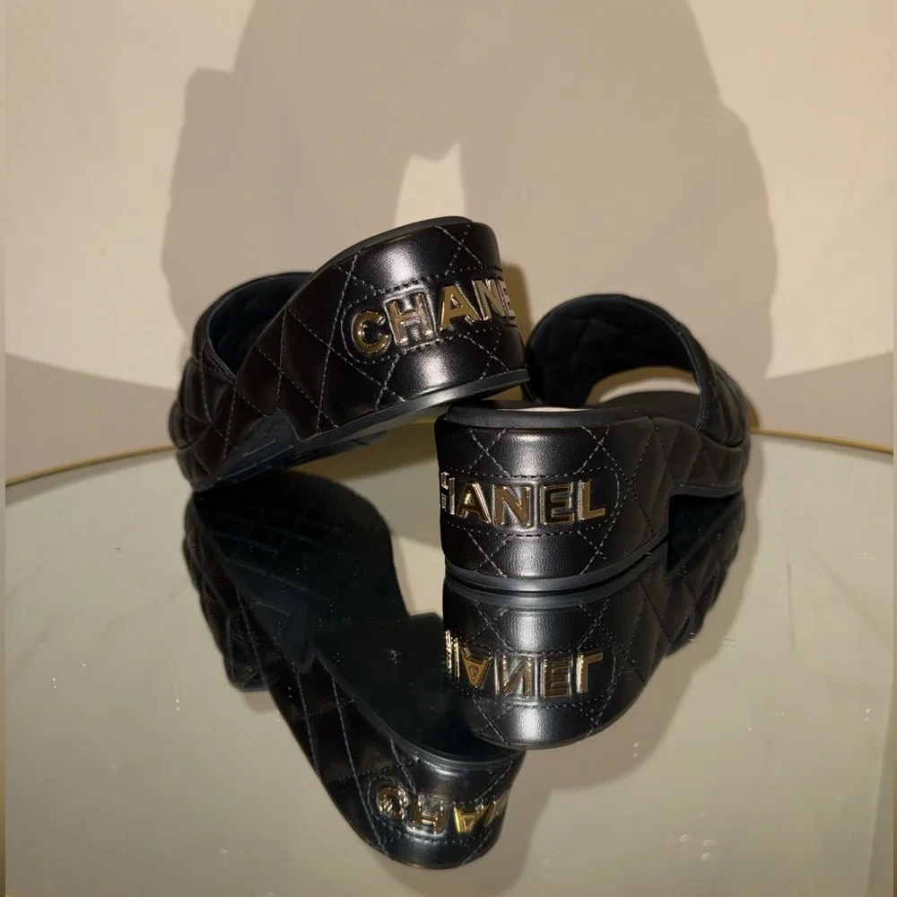 CHANEL Dad sandals Quilted leather CC logo  slide 38 - Picture 6 of 17